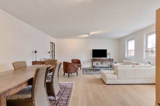 Dit comfortabele appartement is ideaal gelegen in het centrum van Schilde. Je woont hier in een rustige eenrichtingsstraat, met winkels, scholen, de bakker en de slager op wandelafstand. Parkeren is bovendien eenvoudig dankzij het nabijgelegen parkeerplein.Het appartement bevindt zich op de tweede verdieping en is bereikbaar met de trap of de lift. Extra handig: de lift komt rechtstreeks uit in de ruime, lichte leefruimte.Het appartement is voorzien van een ruime leefruimte met eet- en zitgedeelte en veel natuurlijke lichtinval. Aansluitend vinden we de volledig geïnstalleerde keuken met een aparte berging. Via de nachthal vinden we de volledig gerenoveerde badkamer met bad en douche. Verder is er één ruime slaapkamer. Tot slot een apart gastentoilet en een praktische aparte wasplaats. Het appartement is momenteel verhuurd, wat het ook interessant maakt als investering.Bijzonderheden:- Verhuurd tot 28/02/2027- renovatie in 2021- kleinschalig gebouw in centrum Schilde - gunstig EPC label C, asbestveilig en EK conformInteresse in dit appartement? Bel ons 03/666 66 66 of via e-mail op kapellen@dewaele.com.Bestuursmaatregelen in het maatregelenregister: nee
