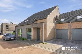 Kijkdag zaterdag 3/10 : boek jouw afspraak via residentievastgoed.be ! Welkom in deze recente en energiezuinige gezinswoning in de gegeerde verkaveling 't Baanhof te Stene. Gebouwd in 2016 combineert deze instapklare woning hedendaags wooncomfort, ruimte en uitstekende energieprestaties.<br /><br />Op het gelijkvloers vindt u een inkomhal met gastentoilet, een bureau, een ruime en lichtrijke leefruimte met sfeerhaard en een open keuken met kookeiland en kwalitatieve inbouwtoestellen. Verder is er een inpandige garage met elektrische sectionale poort en aansluiting voor de wasmachine.<br /><br />Op de eerste verdieping bevinden zich drie ruime slaapkamers en een volledig uitgeruste badkamer met inloopdouche, ligbad, toilet en maatwerkmeubel. De ingerichte zolderverdieping doet dienst als vierde slaapkamer en biedt bovendien extra bergruimte en inbouwkasten.<br /><br />Ook op technisch vlak scoort deze woning uitstekend met een EPC-label A (55 kWh/m²), conforme elektrische installatie, 7 zonnepanelen, vloerverwarming op het gelijkvloers, centrale verwarming op aardgas en in elke ruimte Daikin lucht-luchtwarmtepompen voor bijkomend comfort.<br /><br />Buiten geniet u van een onderhoudsvriendelijke tuin met terras in blauwe hardsteen, een regenwaterput van 10.000 liter en een Winsol-zonneluifel. Een instapklare en complete woning op een aangename locatie in Oostende.<br /><br />Benieuwd om deze topper te ontdekken? Kom langs op afspraak op de voorziene kijkdag op 3 oktober 2026!<br /><br />De vermelde prijs is een richtprijs, elk bod hoger of lager dan deze prijs wordt voorgelegd aan de eigenaar die zich het recht voorbehoudt om dit te aanvaarden of te weigeren