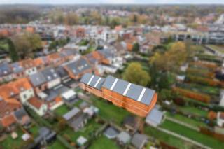 <p>Centrally located in Maria-ter-Heide, close to Bredabaan and driveway E19.</p><p>On the street side provided with a common entrance gate  (bxh approx. 2,89x2,00m) and driveway to warehouse.<br />First section approx. 8,30x13,40m, currently equipped with maneuvering space and 4 parking spaces. Second section accessible through an automatic gate. This part has an area of approx. 8,40mx19,70m, also furnished with parking spaces.<br />Full upper floor shell on concrete floor with visible roof structure, ideal for further finishing/furnishing.</p><p>Extras:<br />- approved electrical system with outlets for trickle chargers.<br />- renewed roof<br />- renewed exterior joinery<br />- no heating or access stairs to upper floor<br />- parking spaces rented at 75eur/month (partial)</p><p>Info/visit: 03/283 83 00 - noord@sinjoor.be</p>