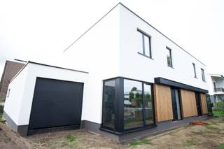 <p>Duurzame nieuwbouwwoning met 3 ruime slaapkamers</p><p>In de Pieter Breughelstraat in Maaseik bevindt zich deze moderne, energiezuinige nieuwbouwwoning met 141 m² woonoppervlakte op een perceel van 274 m².</p><p>De ruwbouw is reeds gerealiseerd. De verdere afwerking gebeurt in samenspraak met de projectontwikkelaar, met ruimte voor persoonlijke keuzes. Keuken en sanitair zijn niet inbegrepen en kunnen vrij gekozen worden. Het bijbehorende leidingwerk, tegelwerk en de randwerkzaamheden zijn wel inbegrepen.</p><p>Indeling</p><p>Het gelijkvloers omvat een inkomhal met gastentoilet, een lichtrijke leefruimte met open keuken en een praktische berging. Grote raampartijen bieden rechtstreeks toegang tot de tuin.</p><p>Op de eerste verdieping bevinden zich drie ruime slaapkamers, een badkamer met ruimte voor een dubbele wastafel, inloopdouche en ligbad, en een afzonderlijk toilet.</p><p>Duurzaam en energiezuinig</p><p>De woning wordt gebouwd in houtskeletbouw met hoogwaardige isolatie en beschikt over aluminium ramen met triple beglazing, een full electric warmtepomp, zonnepanelen, ventilatiesysteem D en regenwaterrecuperatie.</p><p>De tuin kan naar eigen wens worden ingericht. Een carport, tuinberging en bestrating zijn optioneel tegen meerprijs.<br />Oplevering mogelijk binnen drie maanden na ondertekening.<br />De renders zijn indicatief. De definitieve uitvoering en afwerking worden bepaald door het verkooplastenboek en de gemaakte afspraken.</p><p>Interesse? Contacteer ons via telefoon of het contactformulier.</p>