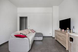 Dit charmante appartement, gelegen op de tweede verdieping aan de Leuvensestraat 21, geniet van een uitstekende centrale ligging in het hart van Aarschot.<br /><br />Bij het betreden van het appartement komt u in de inkomhal, die toegang biedt tot een lichtrijke leefruimte met aansluitende keuken. Dankzij de grote ramen geniet de ruimte van veel natuurlijk licht. Verder beschikt het appartement over een ruime slaapkamer, een badkamer met voorziening voor een wasmachine en een apart toilet. De hoge plafonds creëren bovendien een aangenaam en ruimtelijk gevoel. Het appartement is momenteel niet verhuurd en bijgevolg snel beschikbaar of u kan flexibel op zoek naar een eigen huurder.<br /><br />Bent u op zoek naar een centraal gelegen appartement met veel licht en karakter? Dan is dit pand zeker een bezoek waard!<br /><br />Interesse? Neem contact op met Thomas via +32 499 22 99 24 of thomas@sophimo.be.