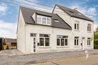 <p><span>Op zoek naar een instapklare woning met veel comfort, een gunstig EPC en een rustige ligging? Dan is deze charmante woning, gelegen in een autoluwe straat te Testelt, zeker een bezoek waard. </span></p><p><span> </span></p><p><span>De woning werd enkele jaren geleden volledig gerenoveerd en verkeert vandaag in uitstekende staat. Dankzij het gunstige EPC-label B en de conforme elektrische installatie geniet u hier niet alleen van hedendaags wooncomfort, maar ook van een energiezuinige en zorgeloze woonomgeving. </span></p><p><span> </span></p><p><span>Via de inkomhal komen we terecht in de keuken die praktisch is ingericht en beschikt over voldoende kastruimte, de nodige toestellen en alle comfort voor dagelijks gebruik. Aansluitend bevindt zich een handige extra bergruimte, voorzien van plaats en aansluitingen voor wasmachine en droogkast. </span></p><p><span> </span></p><p><span>Verder bevindt zich de ruime en aangename leefruimte, die naadloos aansluit op de eetplaats. Dankzij het grote schuifraam geniet u van een directe verbinding met de volledig omheinde tuin en valt er bovendien aangenaam veel natuurlijk licht binnen. </span></p><p><span> </span></p><p><span>Op de eerste verdieping bevinden zich drie volwaardige slaapkamers en een ruime, comfortabele badkamer. Deze is uitgerust met een dubbele wastafel, ligbad, toilet en inloopdouche. </span></p><p><span> </span></p><p><span>Ook buiten heeft deze woning heel wat te bieden. De volledig omheinde tuin biedt de nodige privacy en beschikt over een recent geplaatst, modern bijgebouw.</span></p><p><span> </span></p><p><span>Interesse in deze ,recent gerenoveerde instapklare, woning? </span><span>Neem dan snel contact op via info@immolivit.be of 016 15 31 15.</span><span> </span></p><p><span> </span></p><p><span> </span></p>