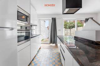 Welkom in dit charmant en authentiek appartement, gelegen op een strategische toplocatie aan de Geldenaaksevest 10 in Leuven. Dankzij de ligging vlakbij het station én op een boogscheut van het levendige stadscentrum, geniet je hier van het beste van beide werelden: een uitstekende bereikbaarheid én een bruisende omgeving. Binnenin ontdek je een ruime duplex met drie slaapkamers en een grote, lichtrijke leefruimte die naadloos overgaat in een open keuken. Deze is volledig uitgerust met alle nodige toestellen: kookplaat, dampkap, oven, microgolfoven, koelkast, diepvries en vaatwasmachine. Een absoluut pluspunt is het grote westgerichte terras waar je in de namiddag en avond heerlijk van de zon kunt genieten. Achteraan het gebouw beschik je over een private autostaanplaats die direct uitgeeft op het appartement, zodat je makkelijk en comfortabel binnenstapt. De huurprijs bedraagt €1595 per maand en er zijn geen gemeenschappelijke kosten. Voor het verbruik van water, gas, elektriciteit en internet wordt een maandelijkse provisie van €250 gevraagd. Dankzij de combinatie van ruimte, lichtinval, comfort en authentieke elementen is dit appartement perfect geschikt voor co-housing, jonge koppels of als starterswoning. Interesse? Aarzel niet ons te contacteren via <span>info@homies.be</span>!