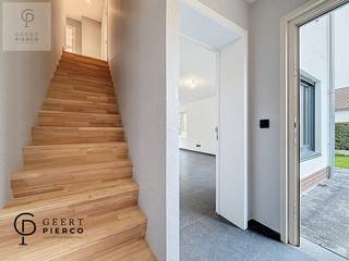 Deze volledig gerenoveerde woning met vier slaapkamers, inpandige garage en tuin is gelegen aan het Groenhof 66 te Gingelom.Via de beklinkerde oprit...