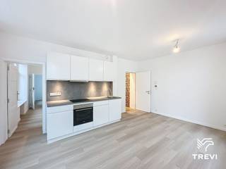 FOREST, vlakbij het Park van Forest en het Dudenpark, in de buurt van het openbaar vervoer, volledig gerenoveerd appartement met 1 slaapkamer van ±55 m² woonoppervlakte, gelegen op de 3e verdieping, bestaande uit een woonkamer van ±21 m² met open keuken en toegang tot een klein balkon, een slaapkamer van ±13 m², een kantoor/kleedkamer van ±4,5 m² en een doucheruimte. Eigen technische ruimte met aansluiting voor een wasmachine. Kelder. Voorziening voor gemeenschappelijke kosten van 100 €/maand (verwarming – gemeenschappelijk). EPC C-. Beschikbaar vanaf 01/10/2026<br /><br />
<p><u>3e verdieping:</u> </p>
<ul>
<li>Woonkamer van ±21 m² (5,3 x 3,9) met klein balkon</li>
<li>Open keuken (oven – kookplaten – afzuigkap)</li>
<li>Slaapkamer van ±13 m² (3,8 x 3,4)</li>
<li>Kantoor/kleedkamer van ±4,5 m² (1,57 x 2,9)</li>
<li>Doucheruimte (douche – toilet – wastafel) </li>
</ul>
<p>Eigen technische ruimte met aansluiting voor wasmachine</p>
<p>Kelder nr. C3.3 </p>
<p>Fietsenstalling</p>