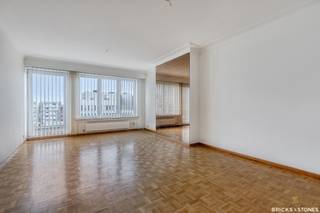 Located on the 8th floor of a well-maintained building on Frankrijklei, this bright apartment enjoys a highly central location. Shops, restaurants...