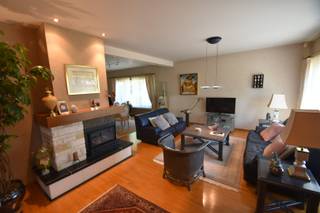 Ruime woning met volgende eigenschappen:<br />° Gelegen in rustige buurt<br />° Goed onderhouden huis<br />° Omheind met hekwerk<br />° Degelijke afwerking<br /><br />INDELING:<br /><br />° Niveau 0:<br />Centrale inkomhal met gastentoilet - living - keuken - badkamer - slaapkamer - wasplaats - garage - terras - tuin.<br /><br />° Niveau +1:<br />Overloop - slaapkamer met aparte zolderruimte - slaapkamer met aparte zolderruimte.<br /><br />Vraag een bezichtiging aan via de knop 'Ik ben kandidaat', die u enkel zal kunnen terugvinden op de website van confideo-immo.