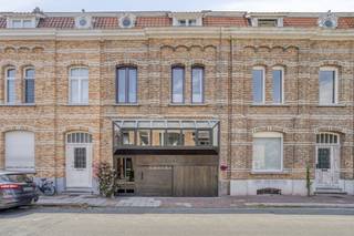 Gelegen in een rustige straat nabij de Baron Ruzettelaan, bevindt zich deze charmante voormalige burgerwoning vol karakter en ruimte. De...