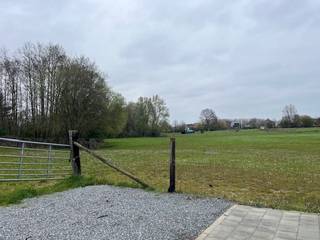 Percelen weideland (Sectie B nummers 311t, 266a/2, 244a, 243a en 317x) bereikbaar via de Prinses Joséphine Charlottelaan en via de Schoon Dal. Volgens de gegevens van Cadgis met een totale oppervlakte van ongeveer 23.686 m².<br />De percelen zijn momenteel in gebruik als weide. Volgens de geldende stedenbouwkundige voorschriften zijn de gronden hoofdzakelijk gelegen in bouwvrij agrarisch gebied, uitsluitend bestemd voor landbouwgebruik.<br />De percelen worden opgemeten door een landmeter en het proces-verbaal van opmeting en afpaling zal uiterlijk beschikbaar zijn bij het verlijden van de authentieke akte. De kosten voor de opmeting en de afpaling zullen ten laste van de koper zijn.