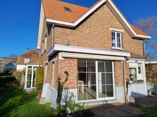 🌼 Charmante Alleenstaande Erfgoedvilla “Villa Forget Me Not” in Bredene Duinen<br />Bent u op zoek naar een karaktervolle, alleenstaande villa op topligging vlakbij zee en duinen?<br />Maak kennis met Villa Forget Me Not (Onroerend Erfgoed ID 54357), een unieke woning uit ca. 1927, centraal gelegen in het gegeerde Bredene Duinen.<br />Deze verzorgde ééngezinswoning met authentieke charme bevindt zich op een perceel van 424 m² met zonnige zuidgerichte tuin. De woning beschikt over 4 slaapkamers, bureau, 2 badkamers, ruime leefruimte met erker, open keuken en garage.<br />Gelegen in een residentiële omgeving op slechts 100 m van de duinen en 300 m van dorpskern en scholen, met bushalte op wandelafstand (Mobiscore 8.3/10).<br />Recent vernieuwde badkamer (2025), vernieuwd en geïsoleerd dak.<br />EPC-label D.<br />