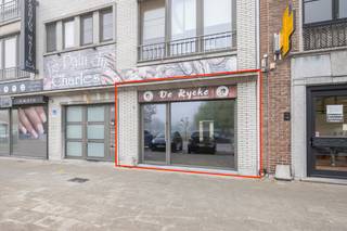 <strong>ENKEL BEZOEK MOGELIJK DOOR ONDERSTAANDE LINK VOLLEDIG EN CORRECT IN TE VULLEN:</strong><br />https://mijnhuurprofiel.be/property/280578d0-d482-4ae4-a032-01c51e9652f8<br /><br />In de <strong>Pater Segersstraat</strong> te <strong>Sint-Niklaas</strong> vind je dit veelzijdige <strong>handelspand</strong> dat perfect geschikt is voor een <strong>bakker, slager, traiteur of andere ambachtelijke activiteit</strong>. Dankzij de <strong>uitstekende ligging</strong> in een levendige buurt met veel passage en parkeergelegenheid in de directe omgeving, is dit de ideale locatie om jouw zaak te laten groeien.<br /><br />Het pand beschikt over een <strong>ruim en licht handelsgedeelte</strong> met grote vitrine, wat zorgt voor maximale zichtbaarheid en een uitnodigende uitstraling. Achteraan bevindt zich een <strong>praktische werkruimte of atelier</strong>, perfect voor productie of bereiding ter plaatse. Daarnaast zijn er <strong>extra opslagmogelijkheden en een koelcel aanwezig. </strong><br /><br />Of je nu een <strong>startende ondernemer</strong> bent of jouw bestaande zaak een nieuwe, strategische locatie wil geven, dit handelspand biedt <strong>alle troeven voor succes</strong>.<br />Onroerende voorheffing valt ten laste van de huurder.<br /><br />Onmiddellijk beschikbaar!<br /><br />Laat deze kans niet liggen, dit is <strong>de perfecte startplek voor jouw ambachtelijke zaak in Sint-Niklaas!</strong>