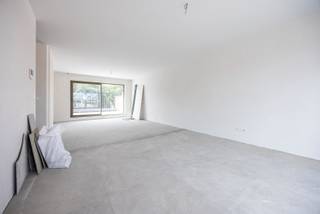 Bent u op zoek naar een exclusief en energiezuinig penthouse met uitzonderlijke buitenruimtes? Ontdek dan dit luxueuze nieuwbouwappartement in residentie ’T Park, waar comfortabel wonen aan het iconische Rivierenhof wordt gecombineerd met hedendaagse architectuur, hoogwaardige afwerking en een ongeëvenaard gevoel van ruimte.<br /><br />Indeling<br />Via de aparte inkomhal met vestiaireruimte betreedt u dit prachtige dakappartement. Rechts bevindt zich de ruime en lichtrijke leefruimte met een hoogwaardig afgewerkte open keuken, uitgerust met onder meer een vaatwasser, inductiekookplaat, combi-oven, koelkast en dampkap.<br /><br />Centraal in het appartement bevinden zich de stijlvolle badkamer met inloopdouche en elektrische handdoekradiator, een praktische berging voor wasmachine en droogkast, alsook een apart gastentoilet.<br /><br />Verder beschikt het appartement over twee ruime slaapkamers die rust en comfort garanderen. Een absolute troef zijn de twee uitzonderlijk grote terrassen van telkens meer dan 20 m². Dankzij de noord- en zuidoriëntatie geniet u op elk moment van de dag van de perfecte balans tussen zon en schaduw. Of u nu wilt ontbijten in de ochtendzon of ontspannen in de verkoelende schaduw tijdens warme zomerdagen, dit appartement biedt een buitenbeleving die zelden wordt gevonden.<br /><br />Een autostaanplaats of garagebox kan optioneel worden bijgehuurd:<br /><br />Gemeenschappelijke kosten: € 65/maand (provisie onderhoud lift en gemeenschappelijke delen + minuterie)<br /><br />Pluspunten<br />- Exclusieve nieuwbouwverhuring<br />- Volledig instapklaar en volledig geschilderd<br />- Twee zeer ruime terrassen van meer dan 20 m²<br />- AAA-locatie: nabij openbaar vervoer, winkels, invalswegen, sportvoorzieningen en het Rivierenhof<br />- Energiezuinig en hoogwaardig afgewerkt<br />- Vloerverwarming, zonnepanelen en energieneutraal wonen<br /><br />Voor meer informatie kan u steeds contact opnemen met One Vastgoed.