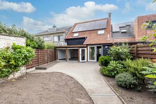 <span>Centraal gelegen ruime karaktervolle woning met tuin nabij centrum Arendonk.<br />De woning is o.a: voorzien van 4 slaapkamers, 2 badkamers en is zeer energiezuinig met EPC label A.<br />De woning heeft goedgekeurde electriciteit en is asbestveilig.<br /><br />Indeling gelijkvloers:<br />U betreedt de woning en komt dan in de hal met garderobe.</span><br /><span>Via de hal is er toegang tot een doucheruimte, gastentoilet en een bureau.</span><br /><span>De ruime woonkamer heeft een massief houten vloer, geeft toegang tot het terras en er is een palletkachel aanwezig.</span><br /><span>Vanuit de woonkamer loopt u door naar de volledig ingerichte en hoogwaardig afgewerkte keuken met massief houten kasten, natuurstenen keukenblad, Boretti fornuis, quqooker, vaatwasser en aparte ontbijthoek. Achter de keuken is er nog een ruime eetkamer/multifunctionele ruimte.</span><br /><br />Indeling eerste verdieping:<br /><span>Via de trap in de hal komt u op de eerste verdieping met 3 slaapkamers en een badkamer met ligbad, douche met massagefunctie, wastafel en aparte ruimte voor wasmachine en droger. Vervolgens is er nog een apart toilet.</span><br /><br />Indeling tweede verdieping:<br /><span>De volledig afgewerkte zolder is toegankelijk via een vaste trap.</span><br /><span>Deze is ingericht als 4e slaapkamer.<br /><br /></span>Buitengebeuren:<br />Zonnige tuin met terras en tuinberging.<br /><br /><span>Algemeen:</span><br /><span>- Volledig gerenoveerd met behoud van authentieke elementen</span><br /><span>- EPC A, hoogrendementsglas, warmtepomp, 12 zonnepanelen, dak en vloerisolatie</span><br /><span>- Elektriciteit conform<br /></span>- 3 airco's met 2 x buitenunit.<br /><span>- gunstige ligging nabij centrum Arendonk met parking voor de deur.</span><br /><span>- Asbestveilige woning</span><br /><span>- Zuid gerichte tuin</span>