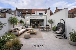 Ontdek deze prachtige, instapklare woning die in 2024 volledig werd gerenoveerd met duurzame en kwaliteitsvolle materialen. <br />Gelegen op een toplocatie in Assebroek, op wandelafstand van winkels, scholen en openbaar vervoer, combineert deze woning comfort, stijl en energiezuinig wonen.<br /><br />De woning omvat volgende indeling: <br />Gelijkvloers: ruime inkomhal met gastentoilet – multifunctionele ruimte die kan dienen als wasplaats, bureau en/of (fietsen)berging – open keuken met kookeiland, uitgerust met alle hedendaagse toestellen en bereikbaar via een stijlvolle stalen deur – lichtrijke leef- en eetruimte met zicht op de tuin – zuidgerichte tuin met twee terrassen en tuinhuis.<br />1ste verdiep: nachthal met toilet - badkamer voorzien van een ligbad, inloopdouche, dubbele lavabo en diverse ingebouwde kasten - 2 ruime slaapkamers. <br />2de verdiep: 3de royale slaapkamer — perfect als master bedroom, hobbyruimte of thuiswerkplek.<br /><br />Voor verdere informatie of vrijblijvend bezoek contacteer Céline op 0476/60 60 23 of mail naar celine@immax.be