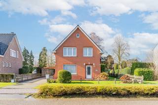 Charmante te renoveren woning op een perceel van 902 m², op wandelafstand van het centrum van Arendonk.<br /><br />Deze centraal gelegen woning biedt alle dagelijkse voorzieningen binnen handbereik en beschikt over een prachtige zuidwest gerichte tuin met maximale privacy. Een ideale opportuniteit voor wie op zoek is naar een pand met veel potentieel, gelegen op een mooie locatie.<br /><br />Via de inkomhal betreden we de leefruimte, ingedeeld in een gezellige zithoek en een apart eetgedeelte. Aansluitend bevindt zich een ruime veranda met annex overkapping, perfect om het hele jaar door te genieten van het zicht op de mooie tuin.<br /><br />Verder leidt de leefruimte naar de keuken en de praktische berging/wasplaats, die voorzien is van een inloopdouche en toilet. Daarnaast beschikt de woning over een droge kelder waar de boiler is geplaatst.<br /><br />Op de eerste verdieping treffen we drie slaapkamers, alle uitgerust met rolluiken, en een badkamer met bad, lavabo en verwarming. De woning beschikt bovendien over een opbergzolder waarop reeds 10 cm dakisolatie werd aangebracht.<br /><br />Aan de zijkant van de woning bevindt zich nog een garage met een automatische poort.<br /><br />Troeven:<br /><br />* Perceel van 902 m²<br />* Zuidwest gerichte tuin met veel privacy<br />* Centrale ligging nabij winkels, scholen en openbaar vervoer<br />* Drie slaapkamers<br />* Veranda met annex overkapping<br />* Kelder en zolder aanwezig<br />* Woning met veel renovatiepotentieel<br /><br />Deze woning is ideaal voor wie graag zijn eigen stijl en afwerking wil aanbrengen en daarbij wil genieten van een royale tuin en een centrale ligging.