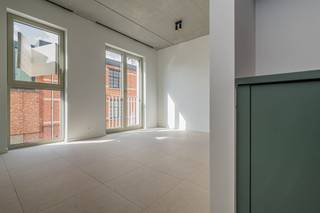 <p><span>CENTRAAL GELEGEN NIEUWEBOUWAPP. MET TERRAS </span></p><p><span> </span></p><p><span>Residentie John Martin is gelegen in de Tulpstraat/Klamperstraat te 2060 Antwerpen. De naam van de residentie is een verwijzing naar de voormalige brouwerij. Een grote troef is de nabijheid van Park Spoor Noord. Een ware oase om te ontspannen, te sporten, te spelen of te genieten in de gezellige zomerbar. Verder bevinden wij ons op wandel- en fietsafstand van Het Eilandje, het bruisende stadscentrum en openbaar vervoer. Tevens begeven wij ons vlot naar verschillende hogescholen en universiteiten. </span></p><p><span> </span></p><p><span>Toegekomen aan deze verzorgde residentie nemen wij de lift naar de tweede verdieping. Het appartement omvat een leefruimte bestaande uit een zit-, een eethoek en een volledig uitgeruste keuken. Via de nachthal met vestiaire krijgen wij toegang tot de badkamer met toilet, de slaapkamer en de berging/wasplaats. Leuk detail is de aanwezigheid van het terras dat grens aan de leefruimte. </span></p><p><span> </span></p><p><span>Troeven op een rij: </span></p><ul><li><span>Centrale ligging</span></li><li><span>Terras als verlenging van de leefruimte</span></li><li><span>Energiezuinig wonen met dank aan de nieuwste technieken</span></li><li><span>Parkeergelegenheid in de ondergrondse garage aan 125,00 euro/maand + mogelijkheid om een berging te huren aan 30,00 euro/maand</span></li></ul><p><span> </span></p><p><span>Wenst u meer info of bent u nieuwsgierig om dit nieuwbouwappartement te ontdekken? Aarzel niet en vraag snel een bezoek aan via <span>info@pillar.estate</span></span><span> of 033 695 695. </span></p><p><span> </span></p><p><span>Tot binnenkort! </span></p><p><span> </span></p>
