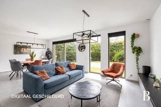 Locatie
De woning is gelegen in de Kerkstraat in Waasmunster. In de buurt zijn voldoende parkeermogelijkheden aanwezig, wat handig is voor een tweede wagen of wanneer je bezoek ontvangt.
Dankzij de combinatie van een centrale ligging, een eigen garage en het comfort van een recente woning is dit een aangename uitvalsbasis voor wie op zoek is naar praktisch en comfortabel wonen.
Indeling
Op het gelijkvloers vormt de lichtrijke leefruimte het hart van de woning. Grote raampartijen trekken veel natuurlijk licht naar binnen en zorgen voor een mooie verbinding met de zuidgerichte tuin. De gunstige oriëntatie maakt het hier aangenaam vertoeven, zowel binnen als buiten. Daarnaast beschikt de woning over een garage met extra mogelijkheden voor fietsen en opbergruimte.
Op de eerste verdieping bevinden zich drie ruime slaapkamers, een volwaardige badkamer en een afzonderlijke berging.
De zolderverdieping werd optimaal benut en herbergt de vierde én grootste slaapkamer. Op dezelfde verdieping bevindt zich een tweede, afzonderlijke badkamer die volledig ten dienste staat van deze slaapkamer. Extra opbergruimte maakt deze verdieping compleet. Ideaal als master bedroom, maar evengoed geschikt als tienerkamer of gastenverdieping.
Met een bewoonbare oppervlakte van 197 m² biedt deze woning een mooie combinatie van wooncomfort en praktisch ruimtegebruik. Bovendien bevindt ze zich sinds de bouw in 2018 nog steeds in uitstekende staat, waardoor je hier meteen je intrek kunt nemen.
Troeven
Recente en uitstekend onderhouden woning uit 2018
197 m² bewoonbare oppervlakte
Zuidgerichte tuin
Veel natuurlijke lichtinval
4 ruime slaapkamers
2 badkamers
Garage
Praktische berg- en opbergruimte
Halfopen bebouwing
Voldoende parkeergelegenheid in de buurt
Een recente woning met een doordachte indeling, veel natuurlijk licht en plaats voor het hele gezin. Kom langs en ontdek zelf wat deze woning te bieden heeft!
Voor meer informatie of een gratis waardebepaling van uw vastgoed kan u een aanvraag invullen op onze website of even bellen op het nr. 03/345.88.99.