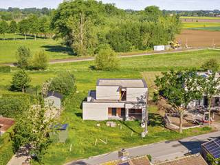 <p>LAATSTE WONING. <br />Kwalitatieve energiezuinige moderne nieuwbouwvilla met 4 slk, tuin en garage.<br />Goedgelegen te Asper, nabij invalswegen, scholen en openbaar vervoer.<br /><br />INDELING: inkom en traphal, toilet, grote lichtrijke leefruimte met open geïnstalleerde keuken, berging en wasplaats, handige garage. Aangename tuin.<br />Op de verdieping bevinden er zich 4 slaapkamers (één voorzien van dressingruimte) en de badkamer. <br /><br />TROEVEN: moderne architectuur; kwalitatieve afwerking, opgeleverd bij akte (gebruiksklaar), energiezuinig, zonnepanelen, dubbele beglazing.</p>