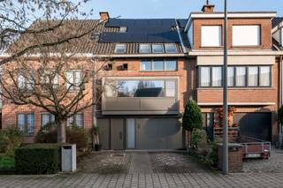 Deze verzorgde en instapklare woning biedt een verrassend ruime indeling en tal van mogelijkheden, ideaal voor wie op zoek is naar flexibel wonen...