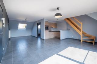 Welkom in Bosdorp 170 te StekeneGraag ontvangen we jullie in dit duplexappartement op de 2de en 3de verdieping van het gebouw.We komen binnen in de...