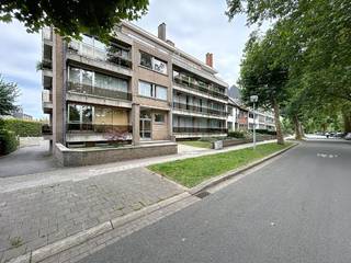 Centraal gelegen garage met elektrische kantelpoort (3,2 X 5.55) op centrale locatie.Extra troeven:Vlotte bereikbaarheid.Breedte van...
