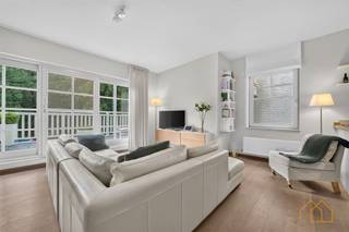 <p>Welkom in dit ruim, netjes afgewerkt appartement op de rand van de dorpskern van Kasterlee.</p><br /><p>Gelegen langs de Geelsebaan, naast de Keesesmolen, zit je ideaal om te genieten van het dorpsleven, de Kastelse horeca, bossen en velden.</p><br /><p>Er zijn 2 terrassen; vooraan en achteraan. Perfect om een evenwicht te vinden tussen zon, rust of uitzicht.</p><br /><p>De grote, open leefruimte is netjes afgewerkt. De keuken is voorzien van alle comfort. <br />De badkamer is ruim en compleet ingericht, en er is een extra gastentoilet. <br />In de hoofdslaapkamer is voldoende plaats voor een groot bed en een kast. De tweede slaapkamer leent zich perfect als logeerkamer, dressing of berging.</p><br /><p>In de kelder is een ruime afsluitbare garage, en ook een eigen berging van +/- 5m². Alles is vlot bereikbaar met lift of trap.</p><br /><p>Leuk om weten: </p><ul><li>Met EPC A ben je zeker van een lage onderhoudskost</li><li>Er zijn geen extra kosten voor syndicus te voorzien</li><li>Huur van garage is in prijs inbegrepen</li><li>Makkelijke inrit naar parkeergarage langs achterkant van het gebouw</li><li>Beschikbaar vanaf 1 december 2026</li></ul><br /><p>Zie jij hier een mooie gelegenheid om jouw leven nog mooier te maken? <strong>Vul dan nu het aanvraagformulier voor bezichtiging in</strong>!<br />Door de drukte op de huurmarkt kunnen afspraken voor huurpanden niet telefonisch worden ingepland.</p><br /><p>Heb jij plannen om jouw vastgoed te verkopen of te verhuren? Contacteer Nxxt Vastgoed voor een verkennend gesprek. We koppelen de mogelijkheden die jouw pand biedt aan jouw wensen.<br />Samen maken we van jouw vastgoeddroom een Succesvolle Nxxt Step!</p>