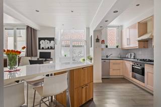 <p>Deze praktische rijwoning in Terhagen is reeds voorzien van het nodige comfort en tegelijk klaar om je eigen touch toe te voegen.<br /><br />De woning beschikt over 3 slaapkamers, een vernieuwde badkamer en een ruime zolderverdieping die nog naar eigen wens kan worden ingericht. <br /><br />Ook de ruime kelder, deels voorzien van natuurlijk daglicht biedt extra mogelijkheden. Momenteel doet deze dienst als wasplaats en extra bergruimte. Tevens werd er onder de originele gewelven een toog geplaatst. De ideale plek voor een gezellige avond met familie of vrienden en een leuke knipoog naar het verleden van de Oude Brouwerijstraat.<br /><br />Achteraan beschikt de woning over een kleine, gezellige stadstuin, een buitenruimte zonder onderhoud.<br /><br />Verder beschikt de woning over een EPC-label B en is de elektrische installatie conform.</p>