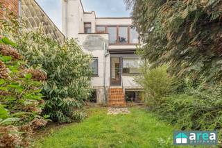 <p><span>Achter deze charmante gevel, in een kindvriendelijke buurt in het gegeerde Deurne-Zuid, schuilt een verrassend ruime gezinswoning, met ideale indeling voor een tweewoonst. Het betreft een te renoveren woning met een ruime garage op de sous-sol, een grote tuin en 3 à 4 slaapkamers, afhankelijk van het gebruik. Dankzij de opwaardering van de Arena-buurt biedt dit pand veel toekomstpotentieel, wat het extra aantrekkelijk maakt. Met drie mooie parken (waaronder Te Boelaerpark) in de buurt en alle voorzieningen op wandelafstand is de ligging een absolute troef.</span></p><p><span> </span></p><p><span>Ideaal voor wie graag de handen uit de mouwen steekt en de woning naar eigen smaak wil renoveren.</span></p><p><span> </span></p><p><span>Grootste troeven:</span></p><p><span>- ideale mogelijkheid voor tweewoonst (aparte ingangen via inkomhal mogelijk)</span></p><p><span>-Centrale locatie in gegeerde buurt!</span></p><p><span>-Ruime woning met veel potentieel</span></p><p><span>-Noordoost gerichte tuin (100m²)</span></p><p><span>-Parkeermogelijkheden (oprit + garage)</span></p><p><span> </span></p><p><span>Indeling:</span></p><p><span>-Sous-sol: Op te frissen: Ruime garage met bergruimte. De sous-sol is bereikbaar via de traphal en tevens met 2</span><span><sup>de</sup></span><span> trap vanuit het gelijkvloers: achteraan op de sous-sol bevinden zich twee slaapkamers/bureauruimte.</span></p><p><span>-GLVL: Op te frissen: de lichte living (32m²) voelt zeer ruim aan en gaat over in de geïnstalleerde keuken (10m²). De veranda (8m²) daarachter geeft toegang tot de gezellige en groene tuin (100m²). Via de hal is er toegang tot de badkamer (3m²) en apart toilet,  en tot een slaapkamer (16m²) achteraan.</span></p><p><span>-V1: reeds volledig gestript! Op deze verdieping bevindt zich langs de voorzijde een ruime kamer of tweede living van 32m² met aansluitend een potentiële 2de keuken (7m²). Achteraan treffen we de laatste slaapkamer (18m²), een apart toilet alsook het momenteel overdekte, maar potentiële terras (6m²).</span></p><p><span> </span></p><p><span>Voor meer informatie kan u terecht bij Area Partners: Info@area.be of 03/284.60.60</span></p><p><span> </span></p>