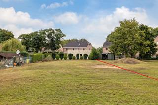 Op een kindvriendelijke locatie aan de Huzenblek in Weelde, bieden wij een prachtig gelegen bouwperceel aan van maar liefst 1.762 eigen grond. Uniek aan deze bouwkavel op deze locatie is dat er een vrijstaande woning op gebouwd mag worden.<br />
<p>BIJZONDERHEDEN</p>
<ul>
<li>Perceelbreedte straatkant: ca. 20 meter;</li>
<li>Perceeldiepte: ca. 41 meter;</li>
<li>Oriëntatie: Noord-Westen;</li>
<li>Geen bouwverplichting;</li>
<li>Gelegen in een rustige straat;</li>
<li>Gedeeltelijk voorzien van omheining;</li>
<li>Gelegen nabij het centrum van Weelde en Baarle-Nassau/Hertog.</li>
</ul>
<p></p>
<p>BOUWVOORSCHRIFTEN</p>
<ul>
<li>Bouwdiepte: max. 17 meter;</li>
<li>Bouwbreedte: max. 11 meter;</li>
<li>Bouwlagen: 2;</li>
<li>Zijgevels: minimaal 3 meter van zijdelingse perceelgrenzen;</li>
<li>Bouwlijn: minimaal 6 meter vanaf rooilijn;</li>
<li>Dak: Zadeldak(Helling tussen 25 en 60 graden), kroonlijsthoogte max. 6 meter, nokhoogte max. 11,5 meter;</li>
<li>Zwembad toegestaan;</li>
<li>Pool house/bijgebouw (plat of zadeldak): maximaal 10% van totale oppervlakte;</li>
<li>Carport toegestaan.</li>
</ul>
