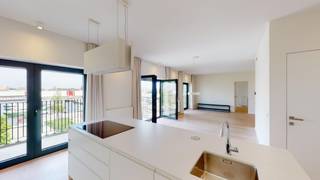 <p>Naar een ontwerp van architectuurbureau Office Kersten Geers David Van Severen, dit appartement in het complex KAAI 37 is gelegen aan het Kempisch Dok in de vernieuwde Cadixwijk op het Eilandje. De wijk wordt grondig gerenoveerd tot een van de meest sfeervolle, kwalitatieve en milieuvriendelijke buurten van de stad.<br />U woont hier op wandel- of fietsafstand van de stad en bent tegelijk dichtbij gunstige invalswegen. <br /><br />Zonnige leefruimte met zicht op water en toegang tot een mooi terras. Geïnstalleerde open keuken met gebruikelijke toestellen. Verder een ruime slaapkamer met ensuite badkamer voorzien van ruime inloopdouche. Separaat toilet. <br /><br /><strong>Autostaanplaats te huur met laadpaal (nr 1.25) aan 100 euro/maand en een kelderberging B27 op de -1.</strong><br /><br /><strong>Beschikbaar 2 november 2026 </strong><br /><br />Kortom, zorgeloos verhuizen en wonen in een vernieuwde hippe buurt. <br /><br />Troeven: <br />- zonnig terras met zicht op het water<br />- groene oase in de binnentuin<br />- ruime slaapkamer en badkamer <br />- hoogwaardige materialen</p>