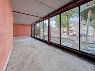 This modern office space of 103 m² enjoys a highly central and strategic location on the outskirts of Bruges, offering excellent visibility and easy accessibility. Thanks to its prominent position and large street-facing windows, the property benefits from outstanding exposure and provides a professional setting for a wide range of business activities.<br /><br />The office is delivered in shell condition, allowing tenants complete flexibility to design and fit out the space according to the specific requirements of their business. This offers a unique opportunity to create a tailor-made working environment that perfectly reflects the needs and identity of the company. The premises also feature a separate private entrance, enhancing both independence and professional appeal.<br /><br />At the front of the building, three bicycle parking spaces are available near the entrance. At the rear, tenants can make use of a shared bicycle storage area and a communal waste storage facility. In addition, three dedicated parking spaces are allocated to the office unit and are available for rent at €50 per space per month.<br /><br />Combining excellent visibility, a prime location and maximum flexibility, this office space presents an outstanding opportunity for companies seeking a professional and future-oriented base in the Bruges area. The property will be available upon completion.<br /><br />The monthly rent amounts to €1,850, excluding parking spaces. The allocated parking spaces can be rented separatly at € 50 per space per month.