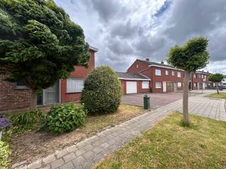 <strong>Woning te koop in zeer rustige woonwijk te Rekkem.</strong><br /><br />Bent u op zoek naar een woning met een rustige ligging? Dan is deze charmante woning zeker het bezoeken waard. Deze woning is gelegen in een kindvriendelijke woonwijk, perfect voor koppels, gezinnen en al wie op zoek is naar rustig wonen gecombineerd met een vlotte bereikbaarheid.<br /><strong><em>Indeling:</em></strong>
<ul><li>gelijkvloers: inkomhal, toilet, leefruimte, keuken, berging, garage en tuin.</li><li>verdiep: 3 slaapkamers en badkamer</li><li>tevens zolder en kelder bij.</li></ul>
<br /><em><strong>troeven:</strong></em>
<ul><li>geen inkijk</li><li>rustige wijk</li><li>veel licht inval</li><li>garage en staanplaatsen</li></ul>
Renovatieplicht