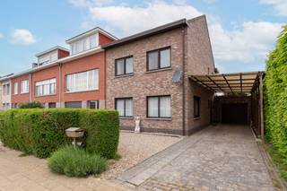 Deze gezellige halfopen woning is gelegen op wandelafstand van winkels, scholen en horecazaken. Uiteraard is er een uitstekende verbinden met de...