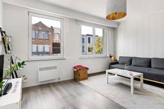 Op de eerste verdieping van Gallifortlei 92 te 2100 Deurne bevindt zich dit lichtrijke en praktisch ingedeelde appartement. Dankzij de combinatie van een centrale ligging, een open leefruimte en een afzonderlijke slaapkamer is dit een interessante opportuniteit voor starters, alleenstaanden én investeerders.<br /><br />Via de inkom komt u terecht in de aangename leefruimte, waar de grote raampartijen voor veel natuurlijke lichtinval zorgen. De woonkamer biedt voldoende plaats voor zowel een gezellige zithoek als een eethoek. De grijze laminaatvloer en witte wanden zorgen voor een neutrale, hedendaagse uitstraling.<br /><br />Aansluitend bevindt zich de open keuken. Deze is praktisch ingericht met voldoende kastruimte en werkblad en beschikt onder meer over een keramische kookplaat, dampkap, vaatwasser en spoelbak met verlek en een combi-oven. De open verbinding met de leefruimte maakt het geheel ruimtelijk en functioneel.<br /><br />Verder beschikt het appartement over één afzonderlijke slaapkamer. Vanuit de slaapkamer is er rechtstreeks toegang tot de badkamer, voorzien van een douche, toilet en wastafel.<br /><br />Ook de ligging vormt een belangrijke troef. De Gallifortlei is een centrale winkel- en verbindingsstraat in Deurne, met tal van handelszaken en dagelijkse voorzieningen in de onmiddellijke omgeving. Openbaar vervoer is eveneens vlot bereikbaar en zorgt voor een goede verbinding met de rest van Antwerpen.<br /><br />Troeven:<br />+ Goed starters/investering appartement<br />+ Kleinschalig gebouw<br />+ Moderne keuken<br />+ Vlot bereikbaar met openbaar vervoer<br /><br />Dit pand kan onderhevig zijn aan de Vlaamse renovatieverplichting voor residentiële gebouwen. Voor meer informatie verwijzen wij u door naar volgende website: https://www.vlaanderen.be/een-woning-kopen/renovatieverplichting-voor-residentiele-gebouwen<br /><br />Heeft u interesse in de appartement? Neem dan contact op met VB vastgoed op het nummer 03 337 50 70 of via Info@vbvastgoed.be<br />