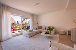 In de rustige Nieuwstraat, een gegeerde zijstraat van Duinenwater en vlakbij de toekomstige golf van Knokke-Heist, bevindt zich deze uitzonderlijk stijlvolle bel-étagewoning. De woning werd oorspronkelijk gebouwd in 2008 en in 2025 gerenoveerd met bijzonder hoogwaardige en duurzame materialen, waarbij comfort, elegantie en licht centraal staan.<br /><br />Op het gelijkvloers bevindt zich een ruime garage met plaats voor twee wagens achter elkaar, aangevuld met een praktische berging voorzien van ingemaakte kasten en aansluitingen voor wasmachine en droogkast. Verder is er een apart gastentoilet en toegang tot de aangename zuidgerichte tuin.<br /><br />De eerste verdieping vormt het hart van de woning. De lichtrijke leefruimte straalt warmte en gezelligheid uit dankzij de stijlvolle open haard op hout. De open keuken is afgewerkt met kwalitatieve toestellen en een prachtig travertin werkblad. Een verfijnde koffiekast en kooktoestellen met schuifdeuren zorgt voor extra verfijning en rust. Aansluitend de woonkamer bevindt zich het ruime, zonovergoten terras aan de zuidzijde, waar u in alle rust geniet van uitzonderlijke privacy zonder inkijk. Via het terras heeft u eveneens directe toegang tot de tuin.<br />De tweede verdieping omvat twee volwaardige slaapkamers, elk uitgerust met ingemaakte kasten en een eigen ensuite badkamer, afgewerkt met oog voor detail en comfort.<br /><br />Deze luxueus ingerichte woning combineert een rustige ligging met een hoogwaardige afwerking en vormt een unieke opportuniteit in het hart van Knokke-Heist.<br /><br />Ref. V747