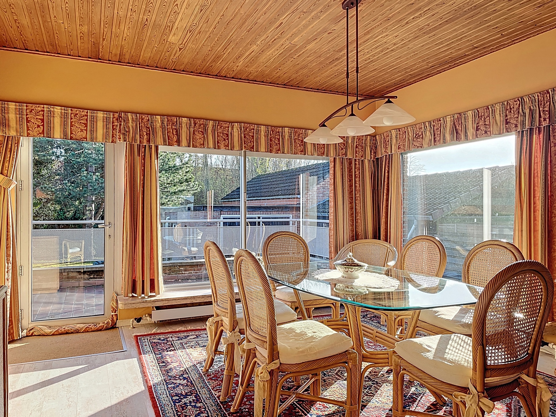 Split-level, half open woning met grote tuin en 2 garages - foto 3