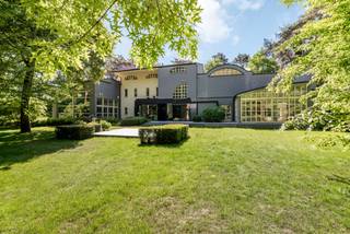 Villa sous architecture moderne avec piscine intérieure dans le quartier de villas le plus recherché de Schilde. À proximité immédiate des écoles...