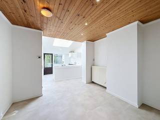 Deze woning in de Kaarderijstraat te Gent is onlangs volledig onder handen genomen en gerenoveerd. Het huis combineert een frisse, moderne afwerking met een zeer praktische indeling. De leefruimte is comfortabel en sluit aan op de keuken en de onderhoudsvriendelijke buitenruimte: een fijne tuin die is uitgerust met kunstgras, zodat u wel de lusten maar niet de lasten van het onderhoud heeft.Op de verdiepingen vindt u twee volwaardige, ruime slaapkamers en een extra zolder die perfect kan dienen als opbergruimte. De ligging in Ekkergem biedt een mooie balans tussen groen en bereikbaarheid. U woont hier op amper 5 minuten wandelen van het Groene Valleipark, ideaal voor een wandeling of sport. Tegelijkertijd is het een praktische uitvalsbasis voor wie met de auto rijdt: binnen de 5 minuten bent u immers op de belangrijkste snelwegen rond Gent.Indeling van de woning:Inkomhal - woonkamer - keuken - slaapkamer 1 - slaapkamer 2 - badkamer - toilet - zolder - tuin.Onmiddellijk beschikbaar!