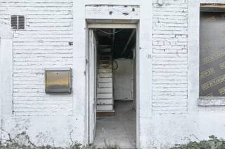Bent u op zoek naar een lange gevelwoning om te renoveren? Dan hebben wij misschien wel wat u zoekt.<br /><br />De mooiste wandelingen starten hier want in een wip sta je aan de schelde of bevindt je je op een leuk wandelpad.<br /><br />Aan deze woning grenst een mooie ruime tuin met een prachtige boom en dit op een perceel van maar liefst 238m2.<br /><br />Deze woning is perfect geschikt als eengezinswoning, gekoppeld eventueel aan een vrij beroep.<br /><br />Kortom, tal van mogelijkheden om jouw droomwoning te creëren in een van de rustigste straten te Bornem. <br /><br />Bij deze verkoop is de renovatieverplichting van toepassing. <br /><br />Ben je geïnteresseerd in dit te renoveren pand? Laat deze aantrekkelijke kans dan niet voorbij gaan en aarzel dan niet ons te contacteren. <br /><br /><span><span><span><span><span><span><span><span><span><span><strong><u>Nuttige links</u></strong><u>:</u></span></span></span></span></span></span></span></span></span></span><br /><span><span><span><span><span><span><span><span><span><span><u>Subsidies, premies en tegemoetkomingen:</u></span></span></span></span></span></span></span></span></span></span>
<ul>
<li><span><span><span><span><span><span><span><span><span><span>Premiezoeker: Premies voor wonen en woningen in Vlaanderen | Premiezoeker</span></span></span></span></span></span></span></span></span></span></li>
<li><span><span><span><span><span><span><span><span><span><span>Subsidiemodule van het Vlaams Energie- en Klimaatagentschap: VEKA (energiesparen.be)</span></span></span></span></span></span></span></span></span></span></li>
<li><span><span><span><span><span><span><span><span><span><span>Simulator voor de Mijn VerbouwPremie: Simulator Mijn VerbouwPremie | VEKA (energiesparen.be)</span></span></span></span></span></span></span></span></span></span></li>
<li><span><span><span><span><span><span><span><span><span><span>Werken die in aanmerking komen voor de MijnVerbouwPremie: Werken die in aanmerking komen voor Mijn VerbouwPremie | Vlaanderen.be</span></span></span></span></span></span></span></span></span></span></li>
<li><span><span><span><span><span><span><span><span><span><span>Mijn VerbouwLening: Mijn VerbouwLening | Vlaanderen.be</span></span></span></span></span></span></span></span></span></span></li>
<li><span><span><span><span><span><span><span><span><span><span>Premies van Fluvius: Premies | Fluvius</span></span></span></span></span></span></span></span></span></span></li>
<li><span><span><span><span><span><span><span><span><span><span>Leningen voor energiebesparende investeringen en woningkwaliteit | Vlaanderen.beLeningen: </span></span></span></span></span></span></span></span></span></span></li>
</ul>
<ul>
<li>Actieplan Asbestafbouw (OVAM): Actieplan asbestafbouw (vlaanderen.be)</li>
<li><span>Ondernemingen erkend door de FOD WASO voor het uitvoeren van werkzaamheden volgens de couveusezakmethode en hermetische zone:</span> Erkenning: Asbest: bedrijven erkend voor afbraak- of verwijderingswerken | Federale Overheidsdienst Werkgelegenheid, Arbeid en Sociaal Overleg (belgie.be)</li>
<li>Lijst met erkende asbestverwijderaars aangesloten bij het Asbestcharter (Bouwunie in samenwerking met OVAM): Asbestcharter (vinduwaannemer.be)</li>
<li>Premies en subsidies bij asbestverwijdering (Premiezoeker via de Vlaamse Overheid): Ondersteuning en subsidies bij asbestverwijdering - OVAM | Premiezoeker</li>
<li>Asbest correct (laten) verwijderen (OVAM): Asbest correct verwijderen (vlaanderen.be)</li>
<li>Wie mag wat verwijderen? (OVAM): Wie mag wat verwijderen (vlaanderen.be)</li>
<li>Wat is verboden? (OVAM): Wat is verboden? (vlaanderen.be)</li>
</ul>
<br /><br />