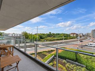 <p>Dit ruime en energiezuinige appartement (EPC label A) is instapklaar en bevindt zich op een toplocatie. De indeling is als volgt: Inkomhal, ruime living met volledig ingerichte keuken, terras zuidwest georiënteerd en mooi open zicht. Twee slaapkamers, apart WC, badkamer met inloopdouche en dubbele lavabo, ruime berging voor wasmachine en droogkast, terras achteraan noordoost. Individuele berging inbegrepen en gemeenschappelijke fietsenberging. Ondergrondse ruime garage: 85.000 €. Ref. Mondriaan 202</p>