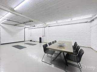 Verrassend ruime gerenoveerde gezinswoning met achterliggend magazijn en stijlvolle loft.Achter deze gevel schuilt een uitzonderlijk ruime...