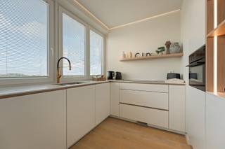 Zeezicht, open vergezichten en een stijlvolle afwerking – dit volledig gerenoveerde doorloopappartement met twee slaapkamers in Bredene biedt...