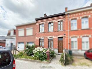 TE RENOVEREN GESLOTEN BEBOUWING in Ronse combineert AUTHENTIEKE ELEMENTEN met tal van UITBREIDINGSMOGELIJKHEDEN. Met drie slaapkamers en extra...