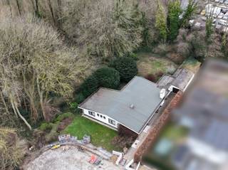 <p>Vrijstaande woning op een fantastische locatie, bestaande uit een inkomhal met afzonderlijk toilet, lichtrijke leefruimte met eet- en zithoek, keuken met aanpalende was-/bergplaats, eetplaats, badkamer (ligbad met douchemogelijkheid, toilet en dubbele lavabo), 3 slaapkamers, bureel, ruime garage en een zuidwestgerichte tuin die grenst aan het natuurdomein.</p>
<p>Wenst u fluitend te ontwaken midden in de natuur? Dan is dit een unieke kans!</p>
<p><strong>Extra troeven:</strong></p>
<ul>
<li>
<p>Gelegen op het einde van een doodlopende straat</p>
</li>
<li>
<p>Gelegen in een oase van rust</p>
</li>
<li>
<p>Afbraak en heropbouw aan 6% mogelijk</p>
</li>
<li>
<p>In de nabijheid van het centrum, openbaar vervoer en diverse scholen, met vlotte verbinding naar in- en uitvalswegen</p>
</li>
<li>
<p>A+, A+, A+ locatie</p>
</li>
</ul>
<p>Deze woning is te koop zonder makelaar via het concept van Smart Houses. Wenst u verdere inlichtingen of een bezoek? Contacteer rechtstreeks de eigenaar via 0497/87.57.45</p>