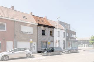 AANGEPASTE PRIJS ! Ontdek deze centraal gelegen woning in Roeselare. De woning bevindt zich op wandelafstand van scholen, winkels, openbaar vervoer...