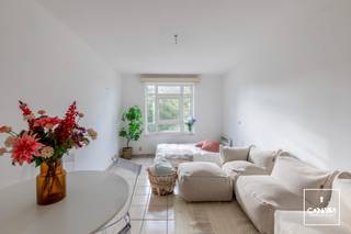 Deze charmante studio is gelegen op de tweede verdieping van residentie “Green House”, en op een uitstekende ligging met <strong>zicht op het Delphine Boël-park</strong>, op wandelafstand van het stadscentrum, lokale handelaars, het Citadelpark, het <strong>Sint-Pietersstation</strong> en heeft een goede verbinding naar invalswegen zoals: R4, E40 en de E17.<br /><br />De studio heeft een praktische en aangename indeling: een inkomhal met toegang tot de <strong>vernieuwde badkamer</strong> met toilet, douche en lavabo. Vervolgens komt u in de leefruimte met gerenoveerde open keuken. De grote raampartijen zorgen voor veel lichtinval.<br /><br />TROEVEN: <strong>lichtrijk</strong> – <strong>EPC B</strong> – wandelafstand Sint-Pietersstation en Gent centrum<br /><br />Op zoek naar een stekje in Gent voor uzelf, studerende kinderen of als <strong>investering</strong>? Contacteer Yasmin via een online aanvraag of via yasmin@convas.be (met vermelding van uw telefoonnummer)