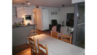 <p>Een mooi afgewerkt en ruim appartement op de tweede verdieping bestaande uit een woonkamer met open, ingerichte keuken, 2 slaapkamers, wasplaats, overdekt terras, afgesloten ondergrondse garage, kelderberging, lift. De woonkamer en slaapkamers zijn voorzien van parket.</p>