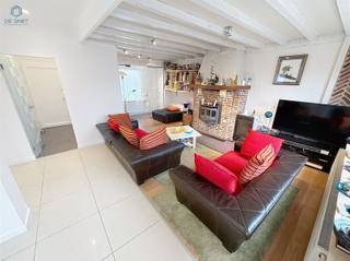 Ruime woning op een uitzonderlijk perceel in een oase van rust te LierdeIn een rustige zijstraat van Lierde bevindt zich deze ruime en charmante...