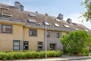 Dit appartement ligt in een rustige straat op een boogscheut van Leuven centrum.Indeling is als volgt:Een ruime inkomhal met apart toilet. De grote...