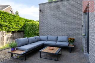 <p>Op zoek naar een goed gelegen gelijkvloers appartement in Aalst, dan is dit je kans ! Dit appartement is gelegen in de Bredestraat te Aalst en beschikt over een praktische en aangename indeling.<br /><br />Het appartement werd gebouwd in 2005 en biedt een comfortabele woonruimte met twee slaapkamers en verschillende extra troeven.<br /><br />Bij het betreden van het appartement kom je terecht in de woonkamer, die toegang geeft tot de verschillende ruimtes. De keuken sluit mooi aan op de woonkamer waardoor dit een open en aangenaam geheel vormt met voldoende ruimte voor zowel een zit- als eetgedeelte.<br /><br />Het appartement beschikt over twee slaapkamers (9 m2; 12 m2) die voor verschillende doeleinden kunnen worden ingericht. Zo kan de tweede slaapkamer eventueel ook gebruikt worden als bureau, hobbyruimte of logeerkamer.<br /><br />De badkamer is voorzien van een douche en lavabo. Daarnaast is er een apart toilet aanwezig.<br /><br />Zowel aan de voorzijde als aan de achterzijde van het appartement is er een terras aanwezig. Hierdoor beschikt het appartement over twee buitenruimtes waar je rustig kan zitten en genieten van het mooie weer.<br /><br />Daarnaast is er een fietsenstalling aanwezig en is een privatieve parkeerplaats inbegrepen in de verkoop. Dit zorgt voor het nodige extra comfort en praktisch gebruiksgemak.<br /><br />Het appartement is gunstig gelegen in Aalst, met verschillende winkels, voorzieningen en belangrijke verbindingswegen in de nabije omgeving.<br /><br />Interesse om dit appartement te bezichtigen? Neem gerust contact met ons op via info@vastgoedverbruggen.be of telefonisch op 053 666 446. Wij plannen graag een bezoek met je in!</p>